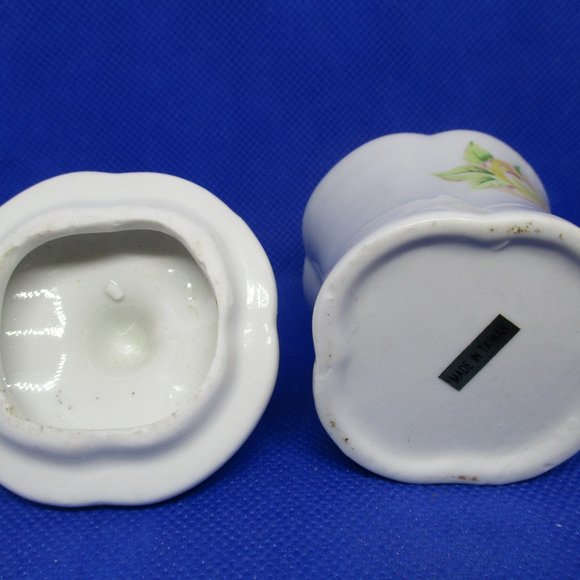 Vtg TRINKET Box PILLBOX RING Holder Porcelain White Porcelain Yellow Roses Stem - Picture 10 of 10